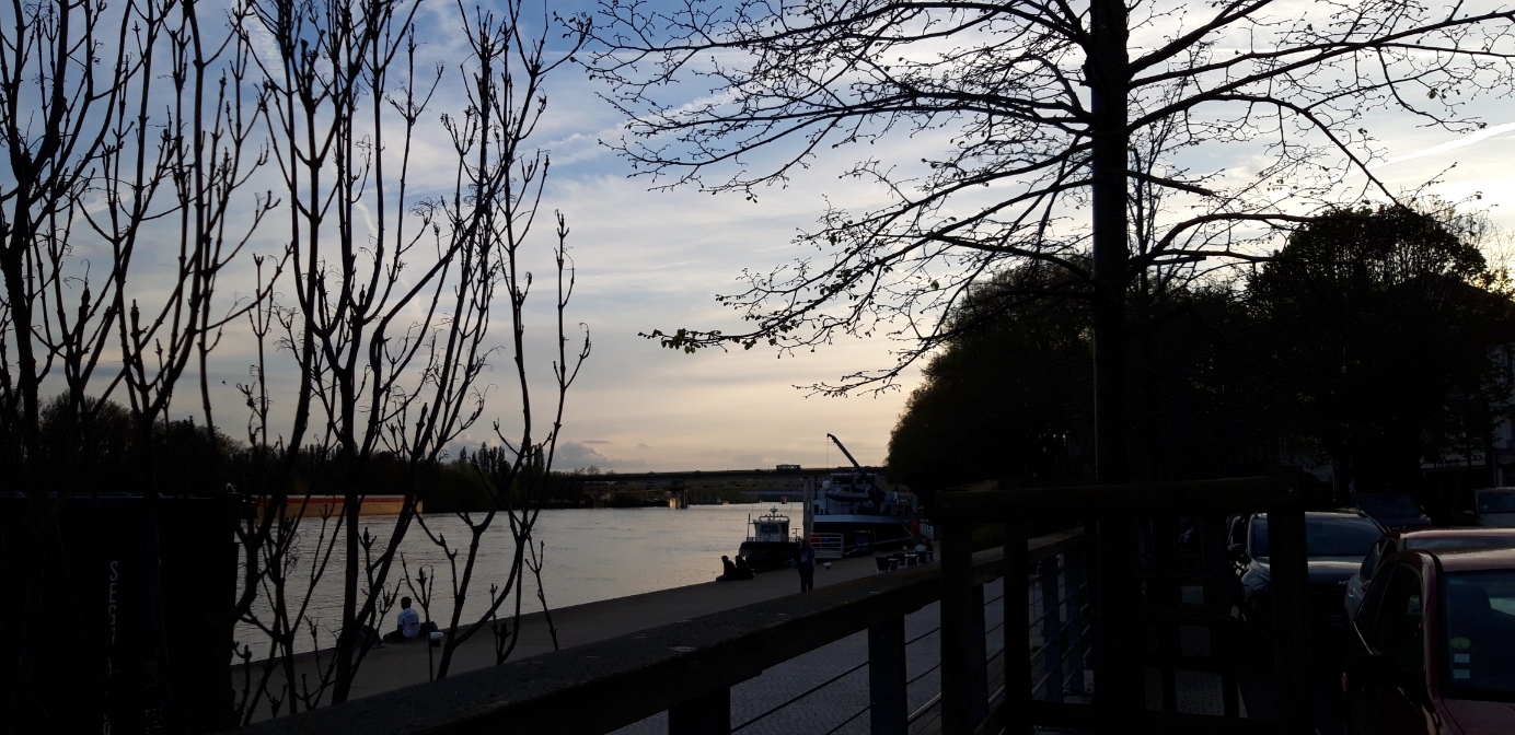 Les quais de Conflans-Sainte-Honorine le soir